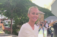 Hommage de Laeticia Hallyday et de sa fille Joy pour le huitième anniversaire de la mort de Johnny Hallyday au cimetière de Lorient sur l'île de Saint-Barthélemy, France, le 5 décembre 2025

Agence Bestimage