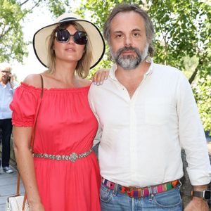 Romain Sardou et sa compagne Kym Thiriot - Dévoilement d'une plaque commémorative en l'honneur de Jean-Claude Brialy sur la façade de l'immeuble où il vécut 25 quai de Bourbon Paris 4ème,  à Paris, France, le 14 juin 2023. © Coadic Guirec/Bestimage
