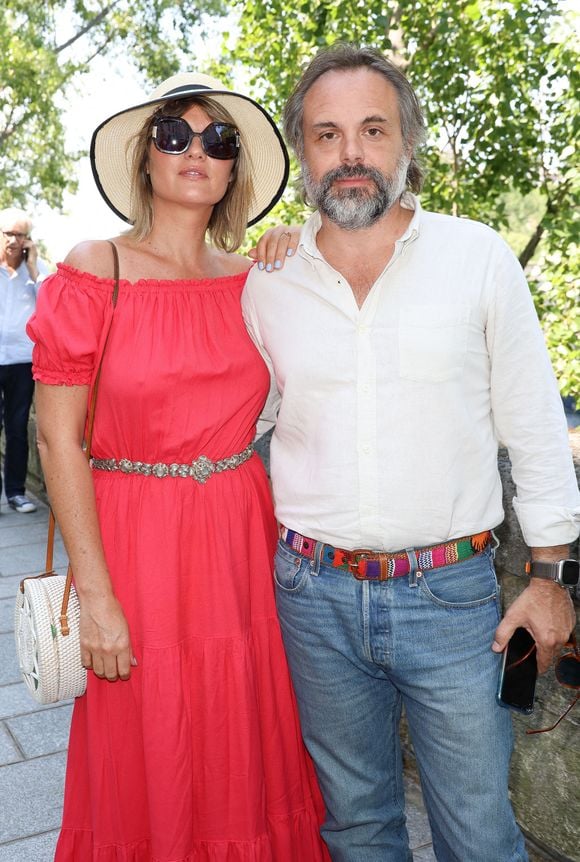 Romain Sardou et sa compagne Kym Thiriot - Dévoilement d'une plaque commémorative en l'honneur de Jean-Claude Brialy sur la façade de l'immeuble où il vécut 25 quai de Bourbon Paris 4ème,  à Paris, France, le 14 juin 2023. © Coadic Guirec/Bestimage