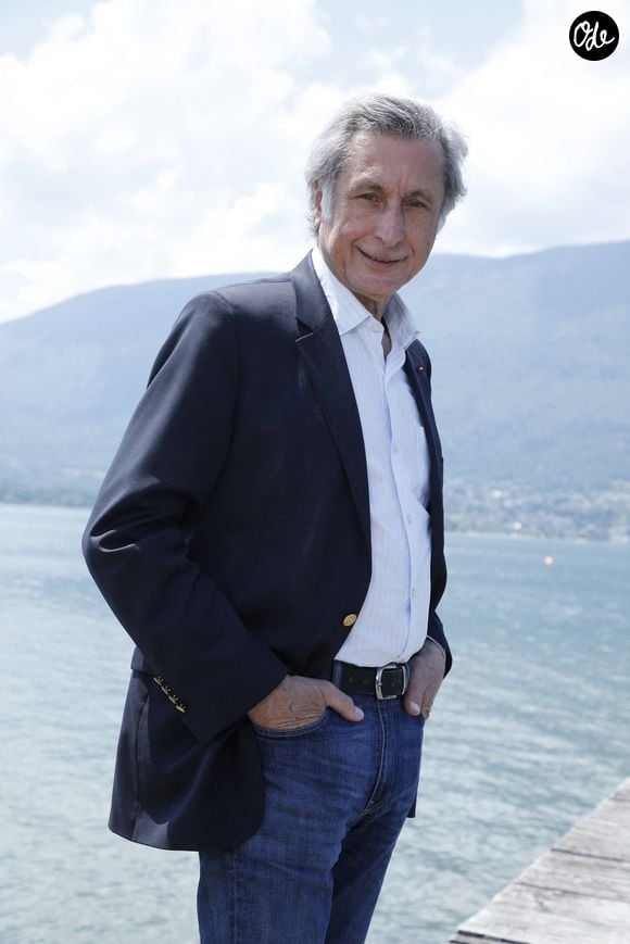 Les examens ont révélé une embolie pulmonaire.

Patrick de Carolis sur le ponton du restaurant "Le Lido", lors de la 2ème édition du Festival du Cinéma Français et Gastronomie d'Aix-les-Bains (6 - 10 juin 2023), le 8 juin 2023.
© Denis Guignebourg / Bestimage