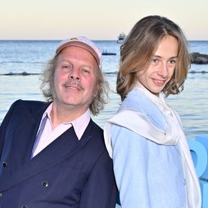 À seulement 15 ans, Billy Blanchard a franchi une nouvelle étape sous les projecteurs.

Philippe Katerine et Billy Blanchard lors d'une soirée d'après-festival au Neptune, dans le cadre du 65e Festival de télévision de Monte-Carlo, à Monte-Carlo, Monaco. Photo de Julien Reynaud/APS-Medias/ABACAPRESS.COM
