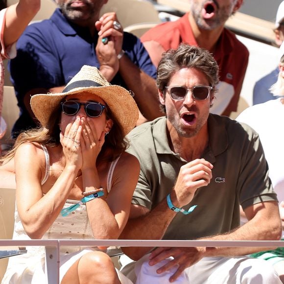 Constance Labbé et son compagnon Tom Leeb dans les tribunes lors des Internationaux de France de Tennis de Roland Garros 2025. Paris.  Paris, le 30 mai 2025. © Jacovides/Moreau/Bestimage