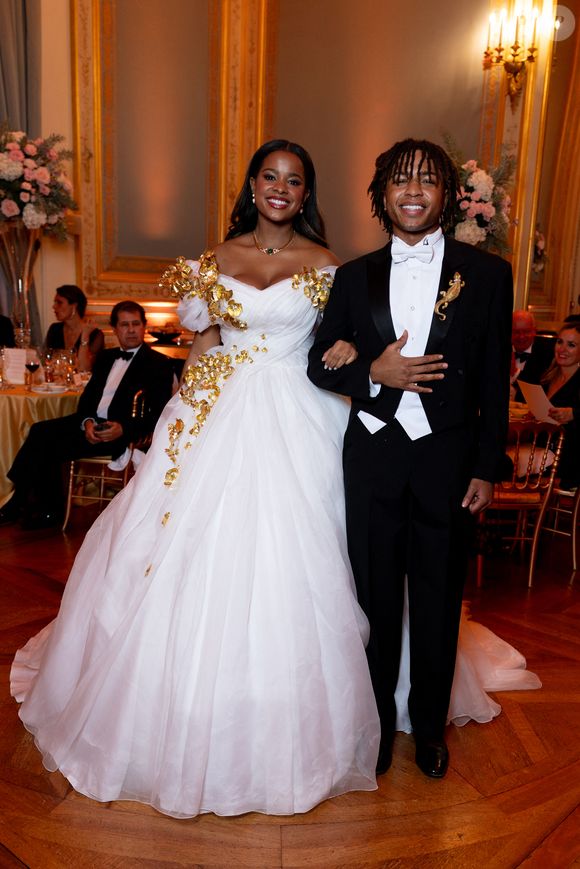Exclusif -Bronwyn Vance ( robe Stéphane Rolland Haute Couture ) et son cavalier Slater Vance  - Défilé au Bal 2025 des débutantes à l’hôtel Shangri-La Paris le 29 novembre 2025. Le Bal / Moreau / Borde / Bestimage