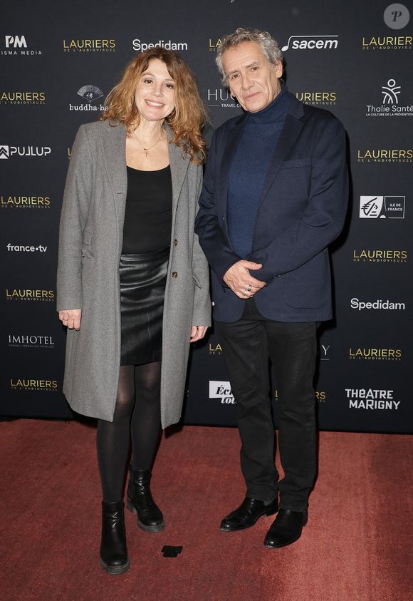 Manuel Gélin et sa femme Juliette Meyniac - Photocall de la 31ème cérémonie des Lauriers de l'audiovisuel au théâtre Marigny à Paris le 10 février 2026. © Coadic Guirec/Bestimage