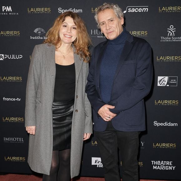 Manuel Gélin et sa femme Juliette Meyniac - Photocall de la 31ème cérémonie des Lauriers de l'audiovisuel au théâtre Marigny à Paris le 10 février 2026. © Coadic Guirec/Bestimage