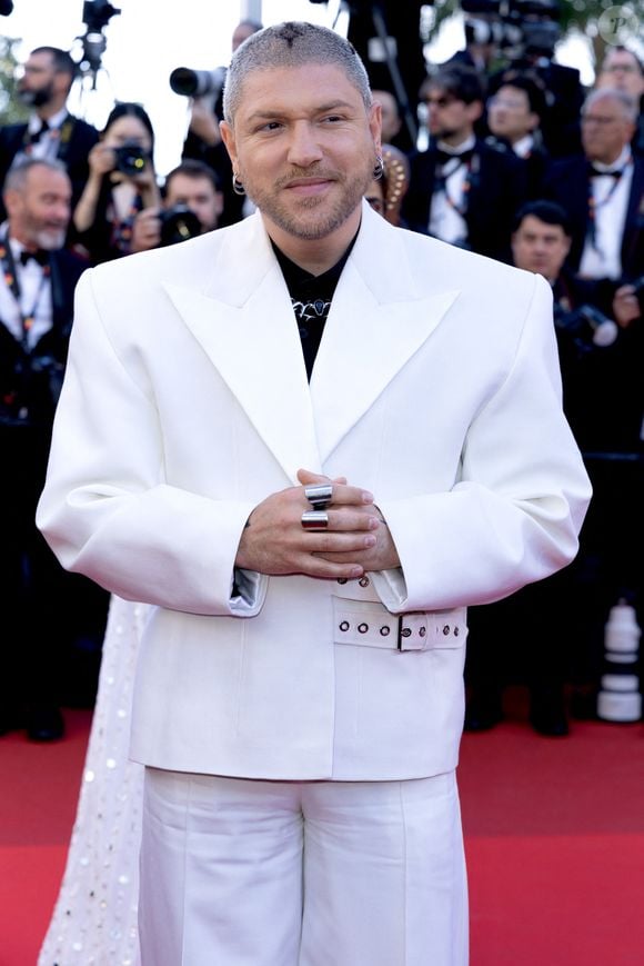 Présent tout au long du festival, il animera plusieurs soirées sur la Croisette.


Mosimann - Montée des marches du film " Karma " lors du 79ème Festival International du Film de Cannes, le 15 mai 2026. © Olivier Borde / Bestimage