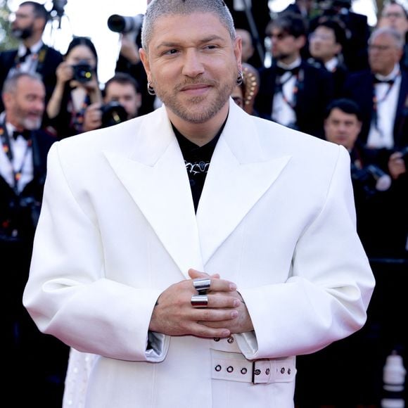 Présent tout au long du festival, il animera plusieurs soirées sur la Croisette.


Mosimann - Montée des marches du film " Karma " lors du 79ème Festival International du Film de Cannes, le 15 mai 2026. © Olivier Borde / Bestimage