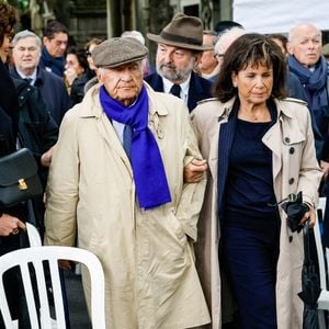 Pierre Nora et sa compagne Anne Sinclair - Sorties des obsèques de l'avocat pénaliste, ancien ministre, grand officier de la Légion d'honneur, Georges Kiejman au cimetière du Montparnasse dans le 14ème arrondissement de Paris, France, le 12 mai 2023. © Cyril Moreau/Bestimage