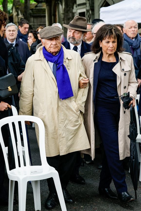 Pierre Nora et sa compagne Anne Sinclair - Sorties des obsèques de l'avocat pénaliste, ancien ministre, grand officier de la Légion d'honneur, Georges Kiejman au cimetière du Montparnasse dans le 14ème arrondissement de Paris, France, le 12 mai 2023. © Cyril Moreau/Bestimage