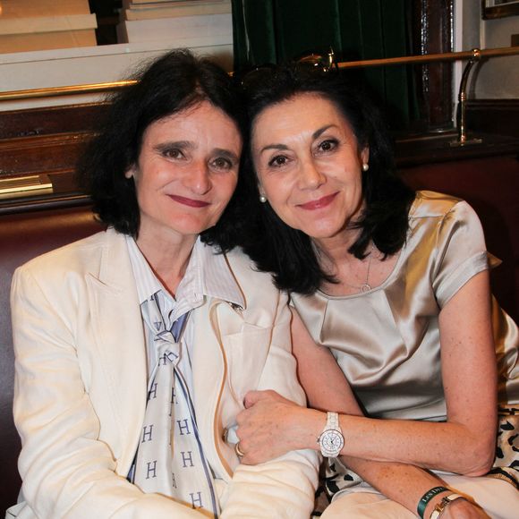 Guest, Valérie Bochenek - Personnalités aux Deux Magots pour la 3ème édition du salon du livre à Saint-Germain-des-Prés "Des pages avant la plage" à Paris le 6 juin 2026

© Philippe Baldini / Bestimage