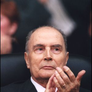 Le lieu, invisible depuis la route, fonctionne comme une bulle isolée du monde politique et médiatique.
ARCHIVES - FRANCOIS MITTERRAND AU PARC DES PRINCES. AGENCE / BESTIMAGE