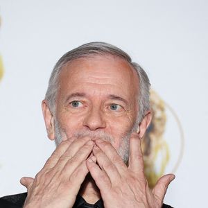 L'acteur confie que cette trahison a dévasté sa vie artistique.

Francis Huster assiste à la 35ème Cérémonie des Molières aux Folies Bergeres le 07 mai 2024 à Paris, France. Photo par Nasser Berzane/ABACAPRESS.COM