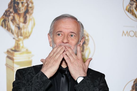 L'acteur confie que cette trahison a dévasté sa vie artistique.

Francis Huster assiste à la 35ème Cérémonie des Molières aux Folies Bergeres le 07 mai 2024 à Paris, France. Photo par Nasser Berzane/ABACAPRESS.COM