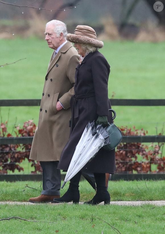 Si l'élégance est de mise en cette journée très symbolique, l'organisation des repas que ce soit le midi ou le soir n'est pas non plus prise à la légère.

Le roi Charles III d'Angleterre et Camilla Parker Bowles, reine consort d'Angleterre, à la sortie de la messe du dimanche en l'église Sainte-Marie Madeleine à Sandringham. Le 18 février 2024