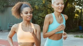 Ni la marche, ni le vélo, ni la salle de sport : cet exercice, sous-estimé, est le plus efficace pour prendre soin de son cœur et améliorer sa circulation sanguine