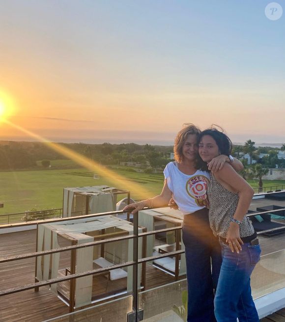 Cette dernière aura pour rappel mené une longue bataille judiciaire  pour que sa fille Louna puisse porter le nom de famille du regretté patriarche.

Anne Mondy pose avec sa fille Louna, sur Instagram.