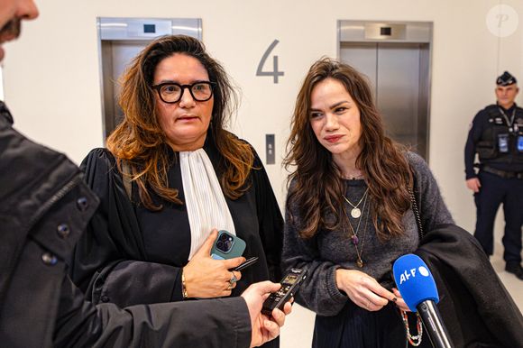 L’animateur reste présumé innocent des faits contestés jusqu’au jugement définitif de l’appel.

Caroline Barel et son avocate - L'ancien présentateur de l'émission Danse avec les stars sur TF1, Vincent Cerutti a été condamné à huit mois de prison avec sursis pour agression sexuelle par le tribunal correctionnel de Paris sur son ancienne collègue à Chérie FM, à Paris, France, le 4 février 2026. Il avait alors mordu les fesses d'une collègue, à Caroline Barel, lui laissant une marque qualifiée d'" assez impressionnante " par le président du tribunal au moment du procès. © Florian Savina/Bestimage