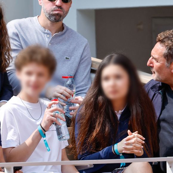 Guillaume Canet, son fils Marcel, Gilles Lellouche et sa fille en tribunes lors de la finale messieurs des Internationaux de France de Tennis de Roland Garros 2025 (jour 15), à Paris, France, le 8 juin 2025. © Cyril Moreau/Bestimage