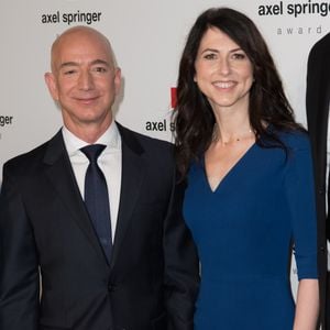 Désormais, MacKenzie Scott utlise son argent à des oeuvres philantropiques. 

Jeffrey "Jeff" Bezos ( CEO Amazon.com ) avec son ex-femme Mackenzie Bezos - Les célébrités posent lors du photocall de la soirée "Axel Springer Award 2018" à Berlin le 24 avril 2018.
©API / BESTIMAGE