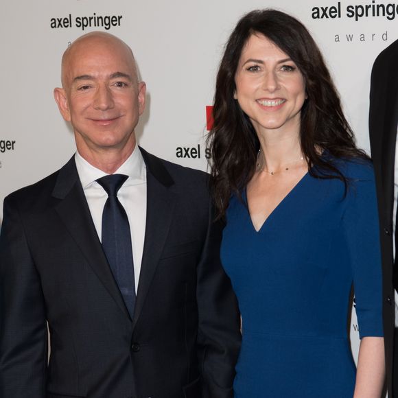 Désormais, MacKenzie Scott utlise son argent à des oeuvres philantropiques. 

Jeffrey "Jeff" Bezos ( CEO Amazon.com ) avec son ex-femme Mackenzie Bezos - Les célébrités posent lors du photocall de la soirée "Axel Springer Award 2018" à Berlin le 24 avril 2018.
©API / BESTIMAGE