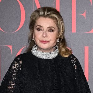 "Je suis rentrée, je l'ai regardée, j'ai vu que c'était fini" 

Catherine Deneuve au photocall de la soirée de gala "Women Stories by Vanity Fair" à l'Eden Roc lors du 76ème Festival International du Film de Cannes.
SGP / BESTIMAGE