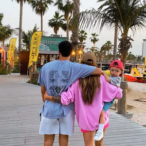Il est le fils d'un couple star d'influenceurs et il a possiblement un avenir dans le football. 

Caroline Receveur sur Instagram avec son mari Hugo Philip et leur fils Marlon.