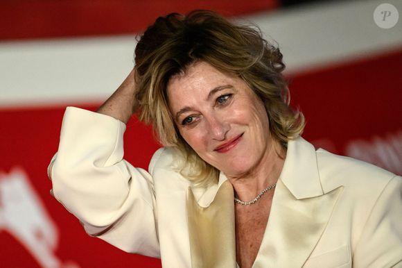Contrairement à cette femme, Valeria Bruni-Tedeschi a toujours concilié sa vie de famille et sa vie professionnelle.

Valeria Bruni-Tedeschi au photocall du film "Cinque Secondi" lors du 20ème Festival du Film de Rome à l'Auditorium Parco della Musica à Rome, le 17 octobre 2025.

Photo : Inside / Psnewz / Bestimage