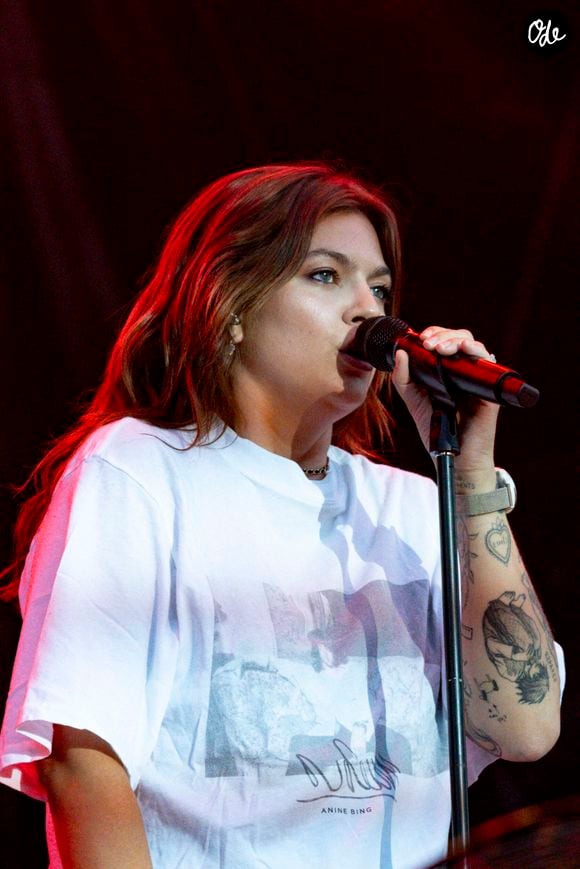 Louane se produit sur la scène du festival "Printemps de Pérouges" au château de Saint-Maurice-de-Rémens (01 - France) le 28/06/2026. © Sandrine Thesillat/Psnewz/Bestimage