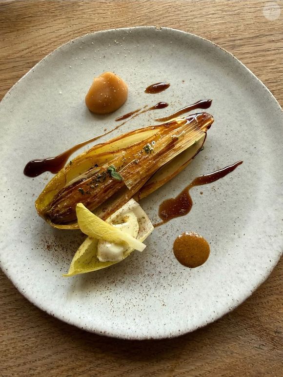 Ce nouveau lieu baptisé "Le Comptoir de la Maison Aribert" proposera un concept tripartite unique comprenant un restaurant, un salon de thé et un espace épicerie-sandwicherie.

Christophe Aribert partage une photo de l'un de ses plats sur Instagram.