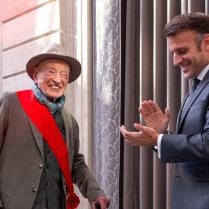 Le président français Emmanuel Macron et Edgar Morin lors de la cérémonie au cours de laquelle Edgar Morin a reçu la Grand Croix de la Légion d'Honneur et célèbré son 103e anniversaire, au Palais de l'Elysée, à Paris, France, le 8 juillet 2024. 

Photo par Balkis Press/ABACAPRESS.COM
