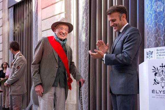 Le président français Emmanuel Macron et Edgar Morin lors de la cérémonie au cours de laquelle Edgar Morin a reçu la Grand Croix de la Légion d'Honneur et célèbré son 103e anniversaire, au Palais de l'Elysée, à Paris, France, le 8 juillet 2024. 

Photo par Balkis Press/ABACAPRESS.COM