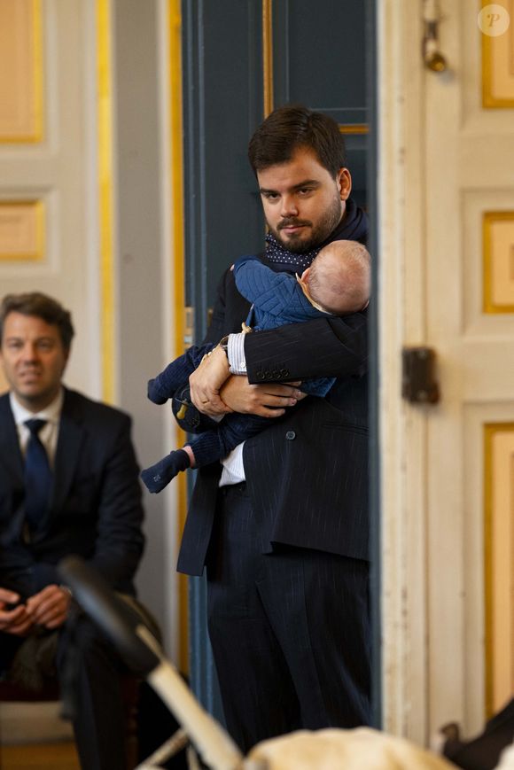 Gauthier Le Bret, son fils, Marcel (cinq mois) dans ses bras - Mariage civil de Georges Fenech et Amélie Leperre-Dimeglio à la mairie du 16ème arrondissement de Paris le 31 janvier 2026.

© Pierre Perusseau / Bestimage