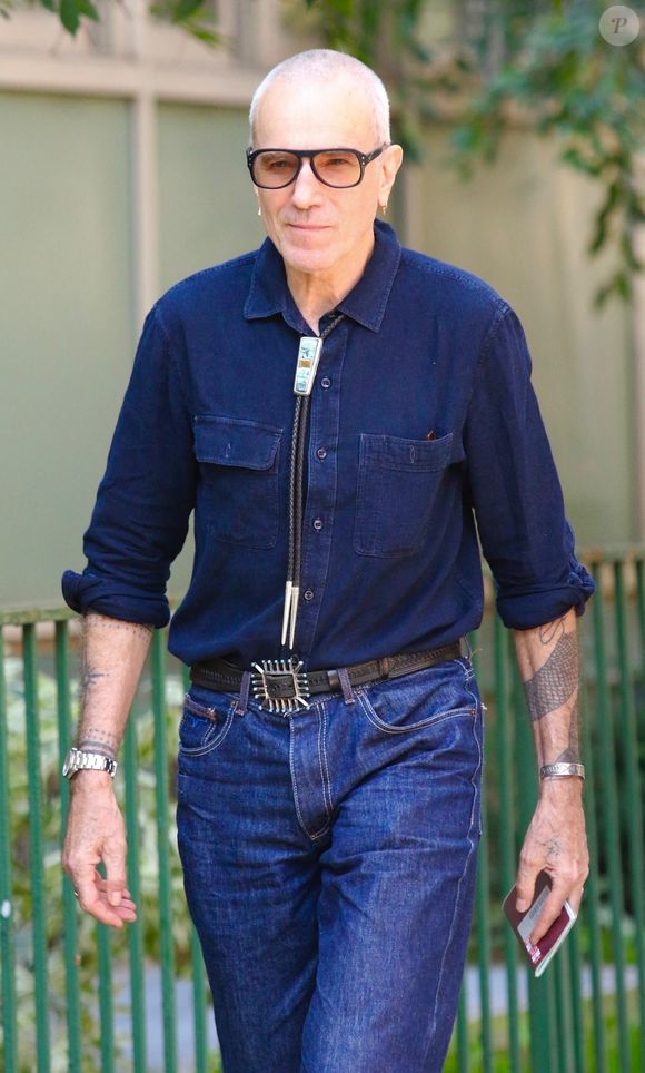 Exclusif - Daniel Day-Lewis se promène à New York avec sa femme Rebecca Miller, le 4 octobre 2023. Backgrid USA / Bestimage