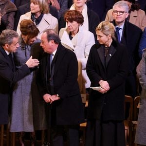 adopté également par Carla Bruni assise à quelques mètres d'elle.

Nicolas Sarkozy, Carla Bruni, François Hollande, sa femme Julie Gayet, Anne Hidalgo - Cérémonie de réouverture de la cathédrale Notre-Dame de Paris, le 7 décembre 2024. Joyau de l’art gothique, lieu de culte et de culture, symbole universel de la France et de son histoire, la cathédrale de Notre-Dame de Paris rouvre ses portes les 7 et 8 décembre, cinq ans après le terrible incendie qui l’avait ravagée le 15 avril 2019. 
© Dominique Jacovides / Bestimage