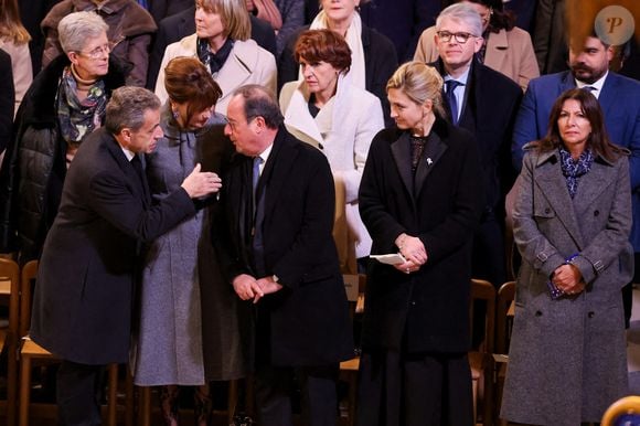 adopté également par Carla Bruni assise à quelques mètres d'elle.

Nicolas Sarkozy, Carla Bruni, François Hollande, sa femme Julie Gayet, Anne Hidalgo - Cérémonie de réouverture de la cathédrale Notre-Dame de Paris, le 7 décembre 2024. Joyau de l’art gothique, lieu de culte et de culture, symbole universel de la France et de son histoire, la cathédrale de Notre-Dame de Paris rouvre ses portes les 7 et 8 décembre, cinq ans après le terrible incendie qui l’avait ravagée le 15 avril 2019. 
© Dominique Jacovides / Bestimage