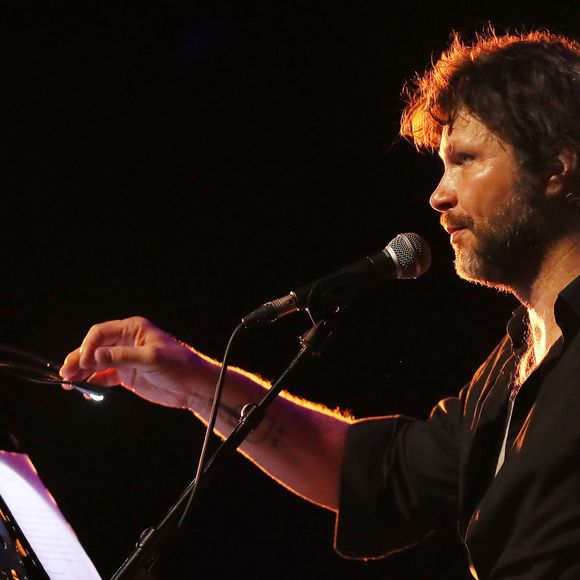 Il a été remis en liberté en 2007 pour bonne conduite.

Bertrand Cantat (ex-membre du groupe "Noir Désir" et actuel membre du groupe "Détroit") a fait une pause dans sa carrière musicale et s'est lancé dans une tournée de lecture de textes poétiques avec deux musiciens autour de lui en 2016. 

© Patrick Bernard/ Bestimage