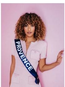 Les photos officielles des 30 candidates à Miss France 2026 enfin publiques, ambiance rétro avec une robe à plusieurs centaines d'euros