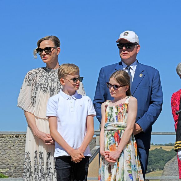 Le prince Albert II de Monaco, la princesse Charlène de Monaco, le prince Jacques de Monaco, marquis des Baux, et la princesse Gabriella de Monaco, comtesse de Carladès, ont été accueillis à Mur-de-Barrez en aveyron par M. Pierre Ignace, le maire de la commune et membre de la délégation officielle française lors de la récente visite d’État à Monaco. © NivierePool/Bestimage