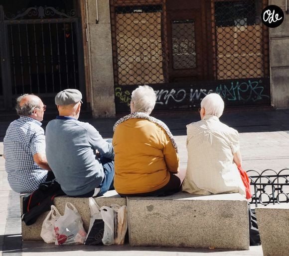 La retraite peut ainsi permettre de distinguer les relations fonctionnelles des amitiés qui perdurent même lorsque le quotidien partagé disparaît.

© Unsplash / Beth Macdonald