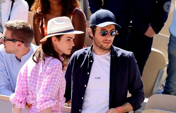Le couple est allé au théâtre à Paris
Le chanteur Vianney et sa compagne Catherine Robert - Les célébrités dans les tribunes lors des internationaux de France de Tennis de Roland Garros 2022 à Paris, France, le 2 juin 2022. © Dominique Jacovides/Bestimage