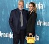 tandis que cette dernière affichait un sac Dior à l'effigie du film de son partenaire.

Hollywood, CA L'avant-première de 'Dracula' a eu lieu au TCL Chinese Theater à Hollywood, Californie le 03/02/3026.

Sur la photo : Luc Besson, Sarah Saldman 

Photo : Backgrid USA / Bestimage