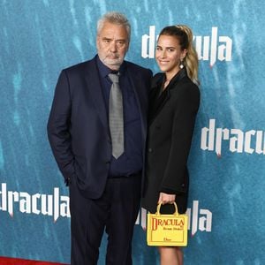 tandis que cette dernière affichait un sac Dior à l'effigie du film de son partenaire.

Hollywood, CA L'avant-première de 'Dracula' a eu lieu au TCL Chinese Theater à Hollywood, Californie le 03/02/3026.

Sur la photo : Luc Besson, Sarah Saldman 

Photo : Backgrid USA / Bestimage