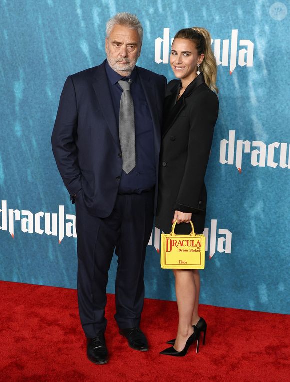 tandis que cette dernière affichait un sac Dior à l'effigie du film de son partenaire.

Hollywood, CA L'avant-première de 'Dracula' a eu lieu au TCL Chinese Theater à Hollywood, Californie le 03/02/3026.

Sur la photo : Luc Besson, Sarah Saldman 

Photo : Backgrid USA / Bestimage