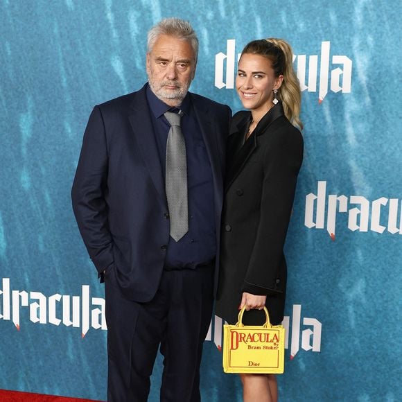 tandis que cette dernière affichait un sac Dior à l'effigie du film de son partenaire.

Hollywood, CA L'avant-première de 'Dracula' a eu lieu au TCL Chinese Theater à Hollywood, Californie le 03/02/3026.

Sur la photo : Luc Besson, Sarah Saldman 

Photo : Backgrid USA / Bestimage