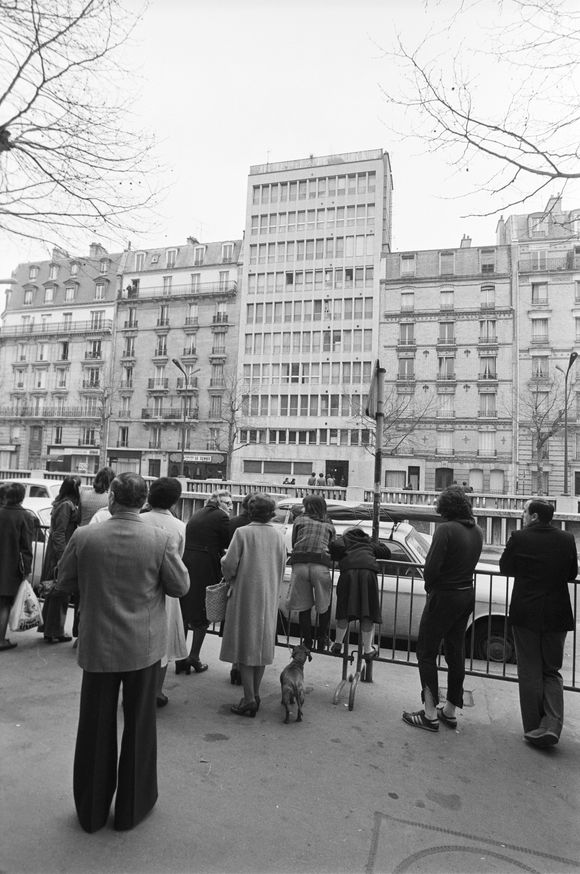 Archives - En France, à Paris, 46 boulevard Exelmans, des personnes en pleurs rassemblées devant l'immeuble du chanteur Claude François à l'annonce de son décès le 11 mars 1978. (Jean Lenoir via Bestimage).