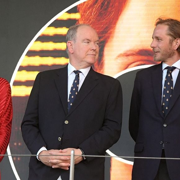 La princesse Charlène de Monaco, le prince Albert II de Monaco, Andrea Casiraghi, Bernard Arnault - Podium du Grand Prix de Formule 1 (F1) de Monaco Tag Heuer le 25 mai 2025. © Lionel Urman/Bestimage