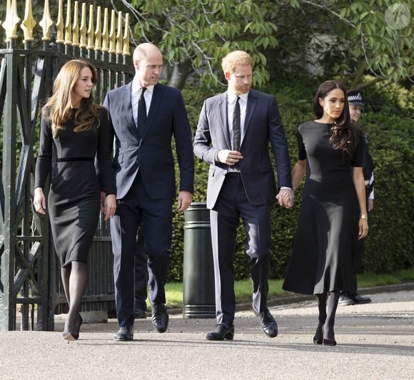 Le prince de Galles William, la princesse de Galles Kate Catherine Middleton, le prince Harry, duc de Sussex, Meghan Markle, duchesse de Sussex devant le château de Windsor, suite au décès de la reine Elisabeth II d'Angleterre. Le 10 septembre 2022