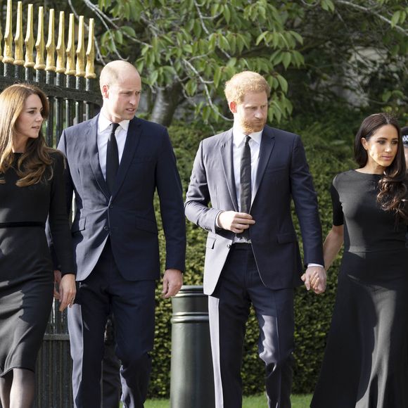 Le prince de Galles William, la princesse de Galles Kate Catherine Middleton, le prince Harry, duc de Sussex, Meghan Markle, duchesse de Sussex devant le château de Windsor, suite au décès de la reine Elisabeth II d'Angleterre. Le 10 septembre 2022