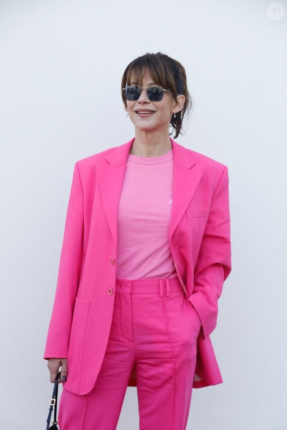 Sophie Marceau - Les célébrités au photocall du défilé Jacquemus  pour la présentatation de la toute dernière collection “Le Raphia” au Bourget, Seine-Saint-Denis (93), France, le 12 décembre 2022. Habitué à ne pas suivre le calendrier de la Fashion Week de Paris, le designer a présenté sa toute dernière collection “Le Raphia” avec l'une une de ses couleurs favorites : le beige. © Veeren-Clovis/Bestimage