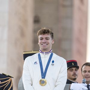 Remise des médailles par le président de la République à l'Arc de Triomphe aux athlètes lors de la parade des champions à l'occasion des Jeux Olympiques et Paralympiques Paris 2024. Le 14 septembre 2024
© Perusseau-Ramsamy / Bestimage